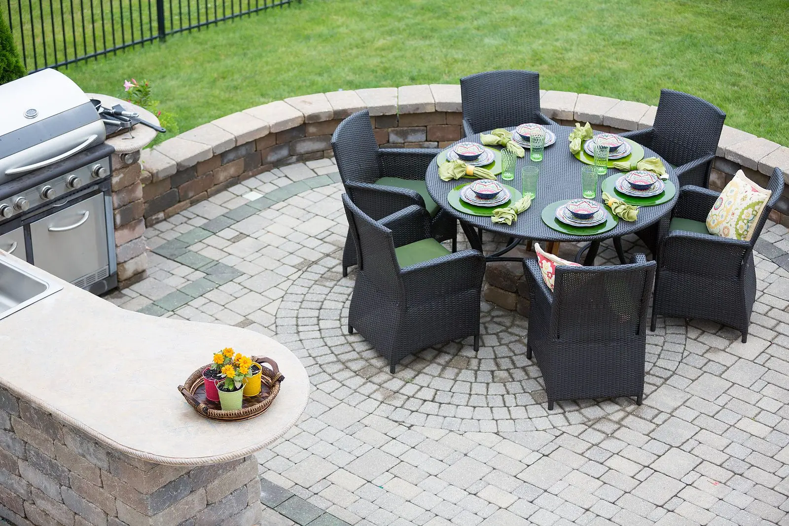 Outdoor kitchen bar seating and dining island in Phoenix